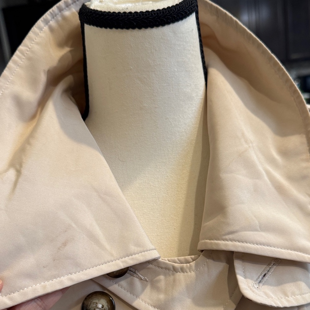 Authentic Burberry Light Tan Trench Coat - Picture 8 of 17